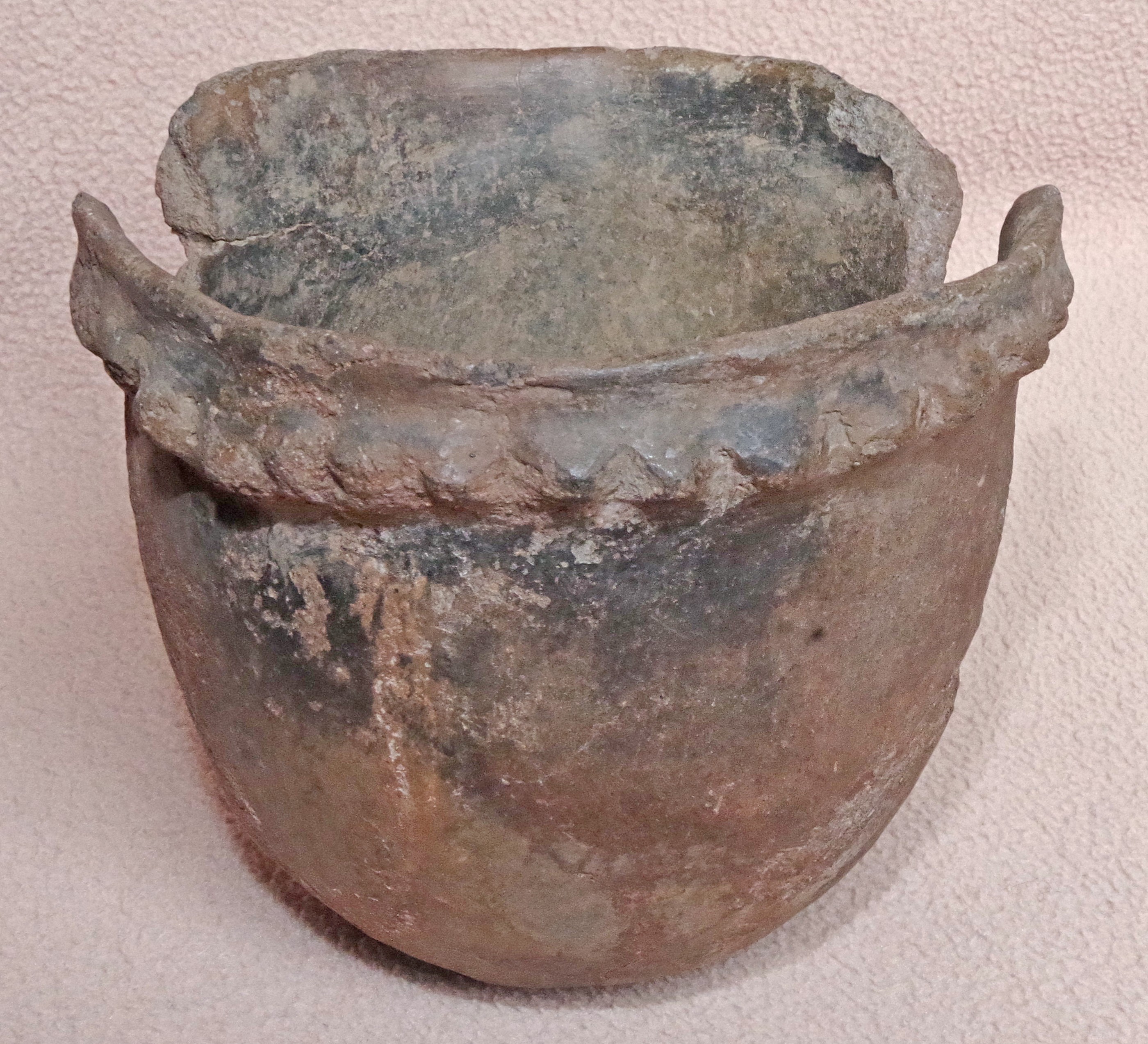 Une poterie galloromaine remplie d'histoire à la mairie de Valsprès